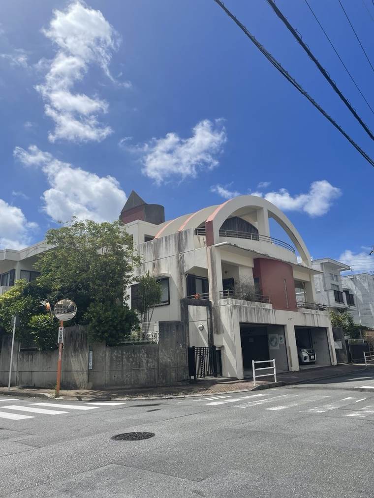 Landmark building with an arched rooftop